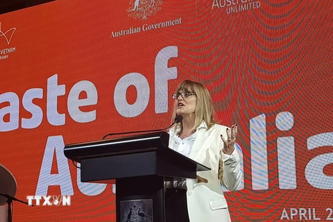 Bà Karen Lanyon, Tổng lãnh sự Australia, giới thiệu chương trình Taste of Australia 2018. (Ảnh: Thế Anh/TTXVN)