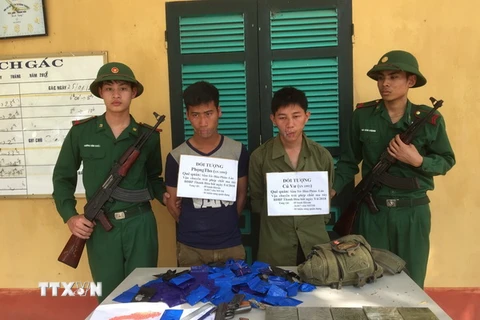 Hai đối tượng Phọng Tho và Cú Vư bị lực lượng Biên phòng Thanh Hóa bắt giữ. (Ảnh: Trịnh Duy Hưng/TTXVN)