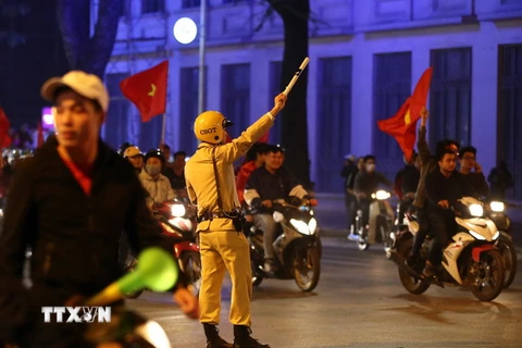 Cảnh sát giao thông Hà Nội làm nhiệm vụ phân luồng giao thông. (Ảnh: Doãn Tấn/TTXVN)