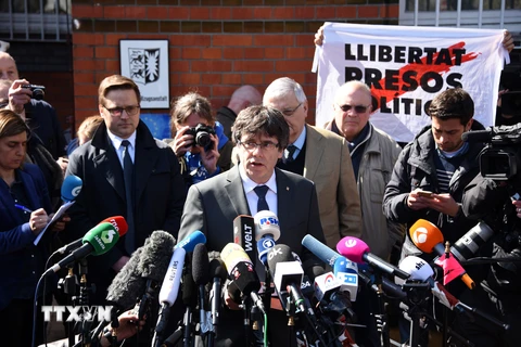 Cựu Thủ hiến vùng Catalonia Carles Puigdemont (giữa) trả lời phỏng vấn báo chí sau khi rời trung tâm giam giữ ở Neumuenster. (Nguồn: AFP/ TTXVN)