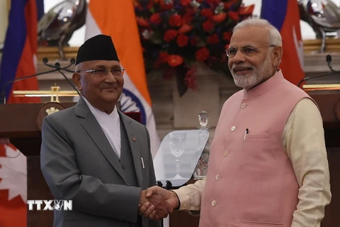 Thủ tướng Ấn Độ Narendra Modi (phải) và người đồng cấp Nepal K. P. Sharma Oli. (Nguồn: AFP/TTXVN)