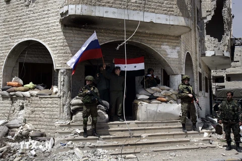 Binh sỹ Chính phủ Syria gác tại một chốt quân sự ở Jobar, khu vực lân cận Đông Ghouta. (Nguồn: THX/TTXVN)