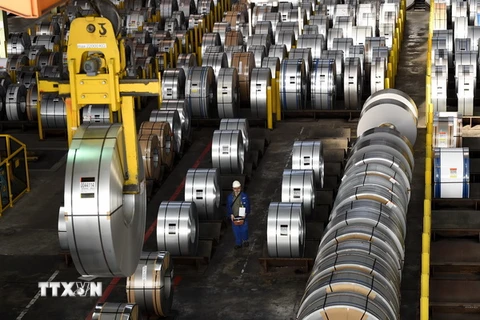Công nhân làm việc tại nhà máy sản xuất thép ở Salzgitter, Đức. (Nguồn: AFP/TTXVN)