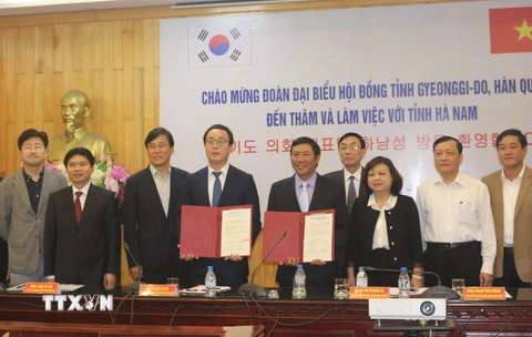 Hội đồng nhân dân hai tỉnh Gyeonggi-do và Hà Nam ký kết thông báo chung về tăng cường giao lưu hợp tác. (Ảnh : Nguyễn Thị Chinh/TTXVN)