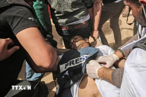 Nhà báo Palestine Yasser Murtaja bị bắn trong cuộc xung đột với binh sỹ Israel. (Nguồn: AFP/TTXVN)