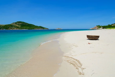 Bãi cát trắng trên đảo Bình Hưng. (Nguồn: vietravel.com)