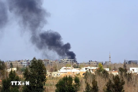 Khói bốc lên sau các cuộc không kích ở Đông Ghouta, Syria. (Nguồn: THX/TTXVN)