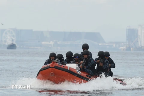 Lực lượng bảo vệ bờ biển Philippines tuần tra tại Vịnh Manila. (Nguồn: AFP/TTXVN)