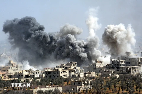 Khói bốc lên sau một cuộc tấn công vào Douma, Đông Ghouta. (Nguồn: THX/TTXVN)