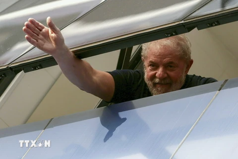 Ông Lula vẫy tay với hàng nghìn người ủng hộ. (Nguồn: AFP/TTXVN)