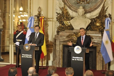 Thủ tướng Tây Ban Nha Mariano Rajoy (trái) và Tổng thống Argentina Mauricio Macri tại buổi họp báo sau cuộc hội đàm. (Nguồn: clarin.com)