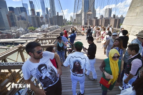 Khách du lịch tham quan cầu Brooklyn, New York, Mỹ. (Nguồn: AFP/TTXVN)
