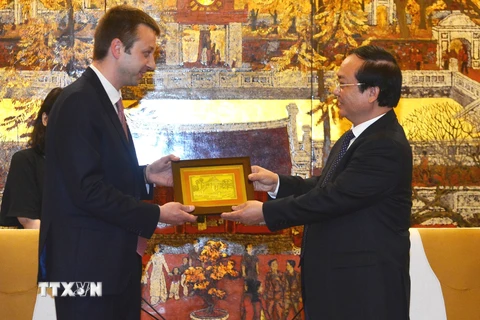 Phó Chủ tịch UBND Thành phố Hà Nội tặng quà lưu niệm cho trưởng đoàn đại biểu thành phố Edessa. (Ảnh: Nguyễn Văn Cảnh/TTXVN)