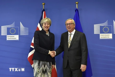 Thủ tướng Anh Theresa May (trái) và Chủ tịch Ủy ban châu Âu Jean-Claude Juncker. (Nguồn: AFP/TTXVN)