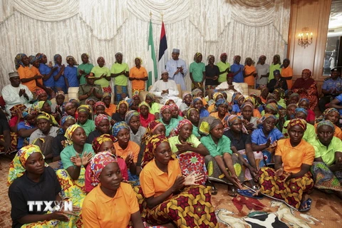 Phụ nữ tại làng Chibok, bang Borno, Nigeria được giải cứu khỏi Boko Haram. (Nguồn: AFP/TTXVN)