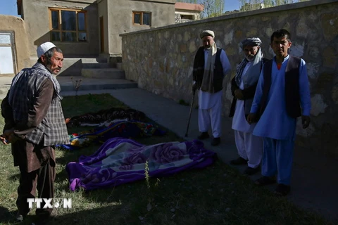 Thi thể các nạn nhân tại hiện trường vụ tấn công do Taliban tiến hành nhằm vào chốt an ninh của chính quyền ở Khwaja Omari, Afghanistan. (Nguồn: AFP/TTXVN)