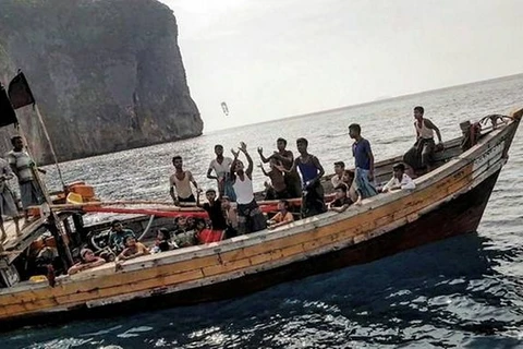 Người Hồi giáo Rohingya di cư nhận nước uống từ một tàu cá Thái Lan. (Nguồn: AFP)