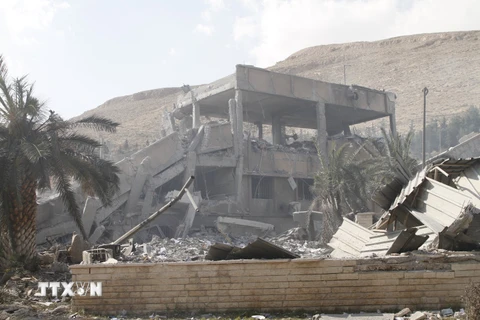 Cảnh đổ nát tại Trung tâm nghiên cứu khoa học ở Barzeh, ngoại ô phía đông bắc Damascus sau cuộc tấn công của Mỹ- Anh-Pháp. (Nguồn: THX/TTXVN)