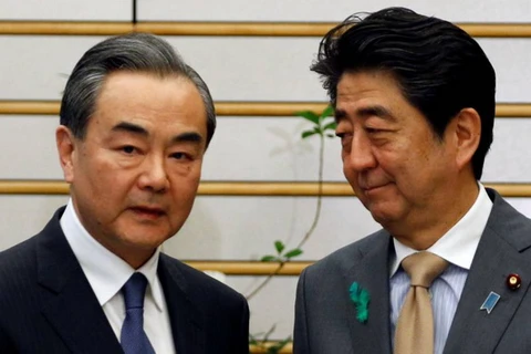 Thủ tướng Nhật Bản Shinzo Abe (phải) tiếp Bộ trưởng Ngoại giao Trung Quốc Vương Nghị. (Nguồn: Reuters)