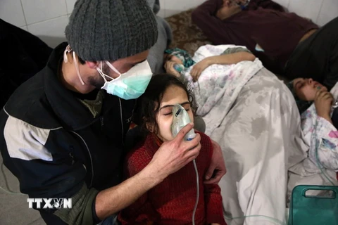 Thường dân Syria được điều trị triệu chứng khó thở sau các cuộc oanh kích được cho là sử dụng vũ khí hóa học ở Đông Ghouta. (Nguồn: AFP/TTXVN)