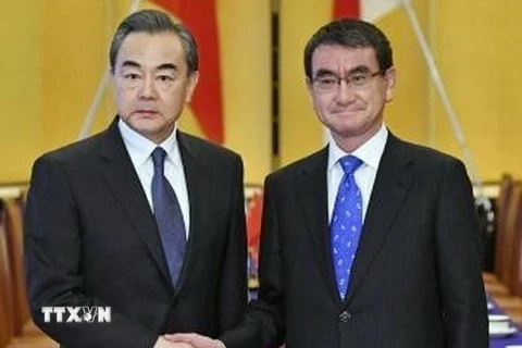 Ngoại trưởng Nhật Bản Taro Kono (phải) và người đồng cấp Trung Quốc Vương Nghị. (Nguồn: Kyodo/TTXVN)