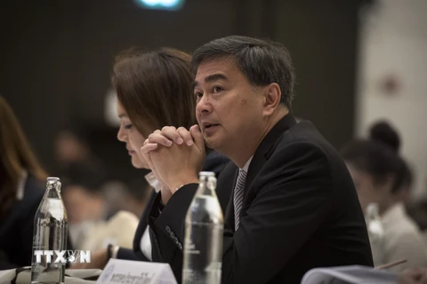 Tổng Thư ký đảng Dân chủ Abhisit Vejjajiva tại cuộc họp các chính đảng ở Bangkok, Thái Lan. (Nguồn: AFP/TTXVN)