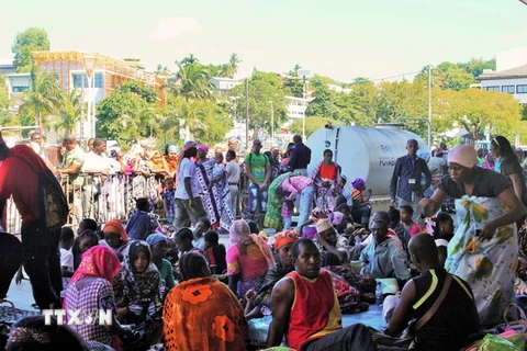 Người Comoros nhập cư bất hợp pháp vào đảo Mayotte tại Mamoudzou, Pháp. (Nguồn: AFP/TTXVN)