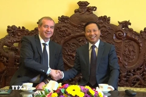 Đại sứ Ngô Đức Mạnh (phải) và Thống đốc tỉnh Irkutsk Sergey Levchenko. (Ảnh Dương/TTXVN)