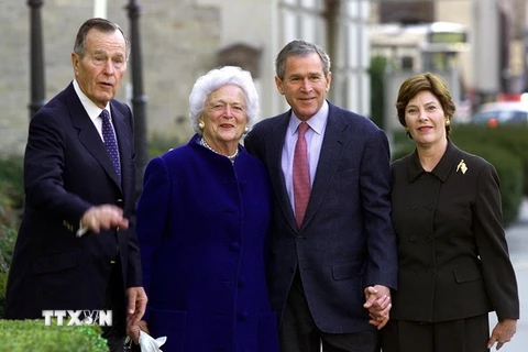 Cựu Tổng thống Mỹ George Herbert Walker Bush (trái), cựu Đệ nhất phu nhân Mỹ Barbara Bush (thứ 2, trái) cùng ông George W. Bush (thứ 2, phải) khi giữ chức Tổng thống Mỹ và Đệ nhất phu nhân Mỹ Laura tại Washington DC., ngày 26/1/2002. (Nguồn: AFP/TTXVN)