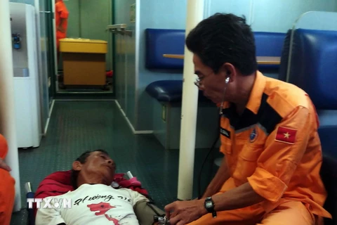 Chăm sóc y tế cho các ngư dân khi vừa về bờ tại Đà Nẵng. Ảnh: Ảnh: Tấn Nguyên/TTXVN)