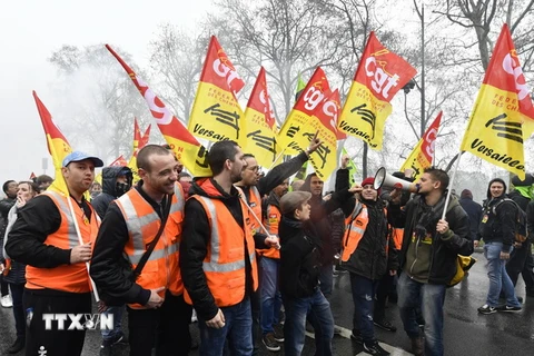 Nhân viên của Công ty đường sắt quốc gia Pháp (SNCF) tham gia đình công phản đối các cuộc cải cách của Chính phủ tại Paris. (Nguồn: AFP/TTXVN)