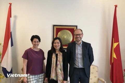 Đại sứ Ngô Thị Hòa chụp ảnh chung với bà Vanessa và ông Ewoud, Viện IHE. (Nguồn: Đại sứ quán Việt Nam tại Hà Lan)