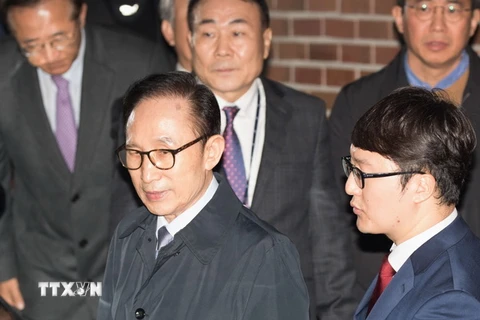 Cựu Tổng thống Hàn Quốc Lee Myung-bak được áp giải khỏi nhà riêng ở Seoul sau khi có lệnh bắt giữ của Tòa án. (Nguồn: THX/TTXVN)