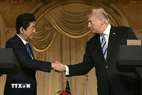 Tổng thống Mỹ Donald Trump (phải) và Thủ tướng Nhật Bản Shinzo Abe trong cuộc họp báo sau hội nghị thượng đỉnh ngày 18/4. (Nguồn: AFP/TTXVN)