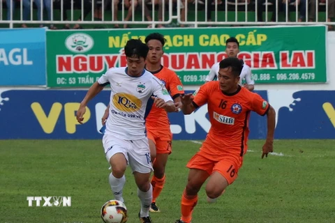 Một pha tranh chấp bóng của cầu thủ hai đội Hoàng Anh Gia Lai và SHB Đà Nẵng. (Ảnh: Dư Toán/TTXVN)