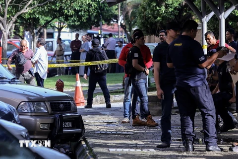 Cảnh sát điều tra tại hiện trường vụ ám sát giáo sư người Palestine Fadi Mohammad al-Batsh ở Kuala Lumpur, Malaysia. (Nguồn: AFP/TTXVN)