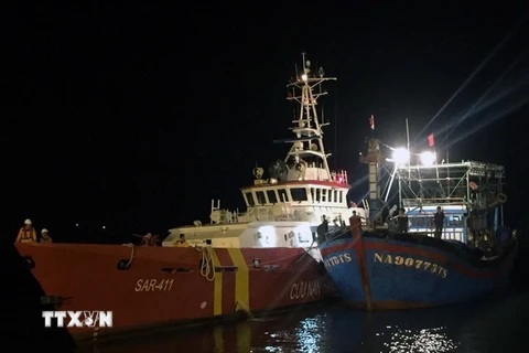 Tàu cứu nạn hàng hải SAR 411 lai dắt tàu cá NA 90773 TS vào cảng Nghi Sơn an toàn. (Ảnh: Hoàng Ngọc/TTXVN)