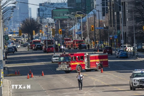 Cảnh sát phong tỏa hiện trường vụ đâm xe tại North York, Toronto, Canada. (Nguồn: EPA-EFE/TTXVN)
