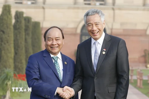 Thủ tướng Nguyễn Xuân Phúc và Thủ tướng Singapore Lý Hiển Long. (Ảnh: Thống Nhất/TTXVN)