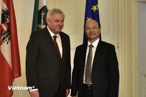 Đại sứ Việt Nam tại Áo Lê Dũng và Thống đốc bang Styria. (Nguồn: Vietnam+)