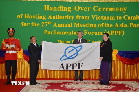 Quang cảnh lễ chuyển giao cờ và bàn giao chức Chủ tịch APPF cho Quốc hội Campuchia. (Ảnh: TTXVN)