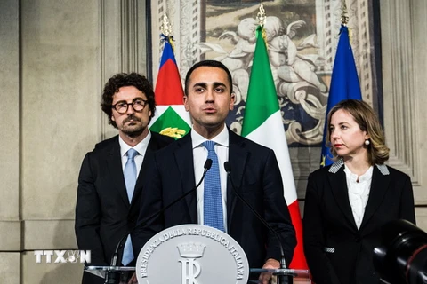 Lãnh đạo M5S Luigi Di Maio (giữa) tại cuộc họp báo ở Rome. (Nguồn: THX/TTXVN)