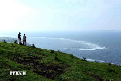Biển Lý Sơn nhìn từ trên núi Thới Lới sang phía đảo bé An Bình. (Ảnh: Quý Trung/TTXVN)