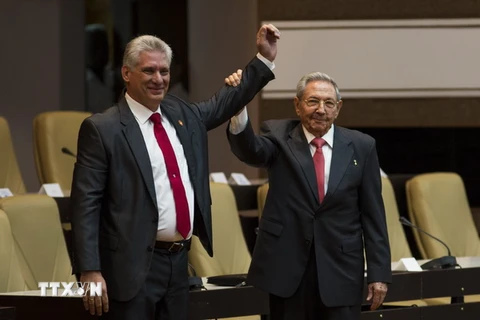 Tân Chủ tịch Cuba Miguel Diaz-Canel (trái) trở thành người kế nhiệm Chủ tịch Raul Castro (phải) lãnh đạo đất nước Cuba. (Nguồn: THX/TTXVN)