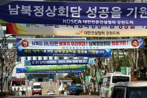 Băngrôn chào đón Hội nghị thượng đỉnh liên Triều tại Chuncheon, Hàn Quốc. (Nguồn: Yonhap/TTXVN)