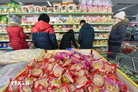 Người dân Triều Tiên mua sắm tại một siêu thị ở Bình Nhưỡng. (Nguồn: Kyodo/TTXVN)