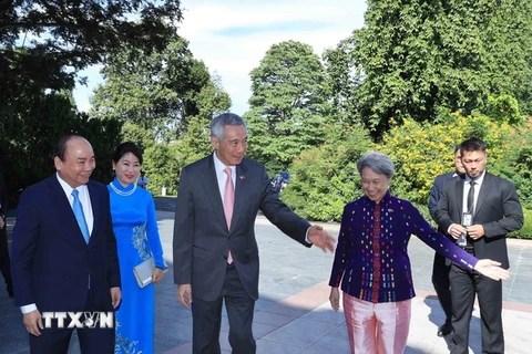 Thủ tướng Singapore Lý Hiển Long đón Thủ tướng Nguyễn Xuân Phúc và Phu nhân. (Ảnh: Thống Nhất/TTXVN)