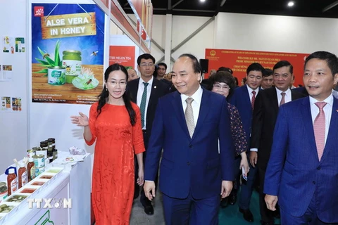 Thủ tướng Nguyễn Xuân Phúc tham quan các gian hàng. (Ảnh: Thống Nhất/TTXVN)