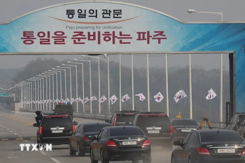 Đoàn xe hộ tống Tổng thống Hàn Quốc Moon Jae-in cùng các quan chức cấp cao vượt qua cây cầu để vào làng đình chiến Panmunjom, dự Hội nghị thượng đỉnh liên Triều. (Nguồn: YONHAP/TTXVN)