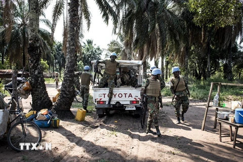 Binh sỹ thuộc MONUSCO làm nhiệm vụ tại khu vực Kamonia, một trong những nơi giao tranh ác liệt nhất ở Kasal, CHDC Congo. (Nguồn: AFP/TTXVN)